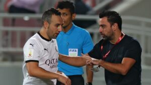 Xavi sera amené à coacher certains de ses anciens coéquipiers, comme ici avec Santi Cazorla. (Crédits : Getty)