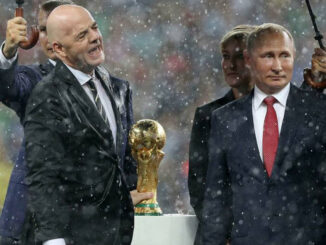Le président de la FIFA Gianni Infantino aux côté du président russe Vladimir Poutine lors de la Coupe du monde en Russie. (Crédits : Icon Sport)