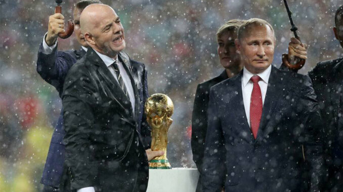 Le président de la FIFA Gianni Infantino aux côté du président russe Vladimir Poutine lors de la Coupe du monde en Russie. (Crédits : Icon Sport)