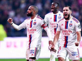 Lacazette et Cherki célèbrent un but